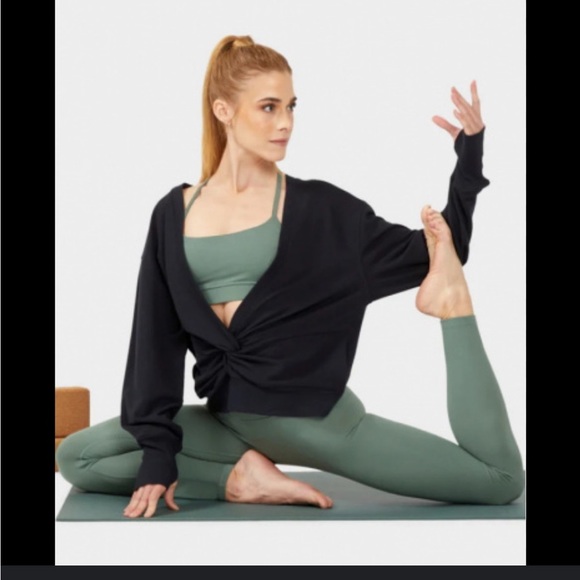 Excellent Condition Manduka Wide Open Black Pullover Size Small - Picture 3 of 4